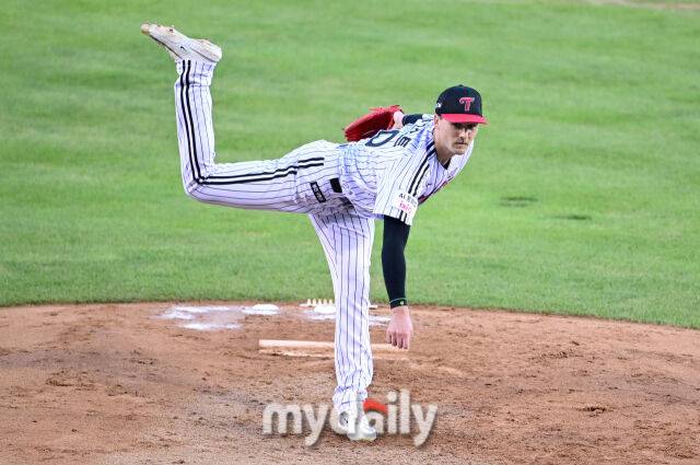 2025년 8월 30일 오후 서울 잠실구장에서 열린 '2025 신한 SOL뱅크 KBO 리그' 키움 히어로즈와 LG 트윈스의 경기. LG 선발투수 톨허스트가 역투하고 있다./마이데일리