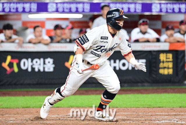 2025년 9월 26일 오후 대전 한화생명 볼파크에서 열린 '2025 신한 SOL뱅크 KBO 리그' LG 트윈스와 한화 이글스의 경기. 한화 손아섭이 7회말 1사 1루서 대타로 나와 안타를 치며 KBO 역대 6번째 3700루타를 기록하고 있다./대전 = 유진형 기자