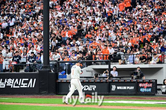 2025년 9월 27일 오후 대전 한화생명 볼파크에서 열린 '2025 신한 SOL뱅크 KBO 리그' LG 트윈스와 한화 이글스의 경기. 한화 선발투수 문동주가 1회초 2사 1.2루서 강판되고 있다./대전 = 유진형 기자