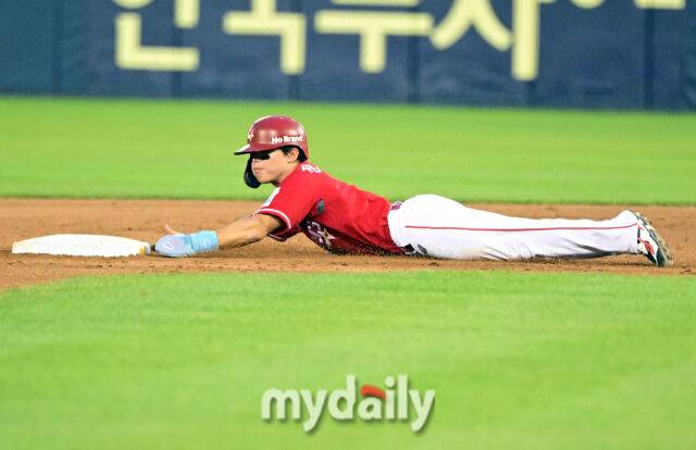 2025년 6월 12일 오후 서울 잠실구장에서 '2025 신한 SOL뱅크 KBO 리그' SSG 랜더스와 LG 트윈스의 경기가 열렸다.SSG 1루 주자 정준재가 4회초 1사 1.3루서 2루 도루에 성공하고 있다./마이데일리