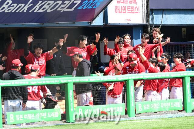 4일 오후 서울 잠실구장에 진행된 '2025 신한 SOL뱅크 KBO 리그' SSG-LG의 경기.SSG 최정이 1회초 2사 LG 코엔 윈을 상대로 솔로포를 때린 뒤 기뻐하고 있다./마이데일리