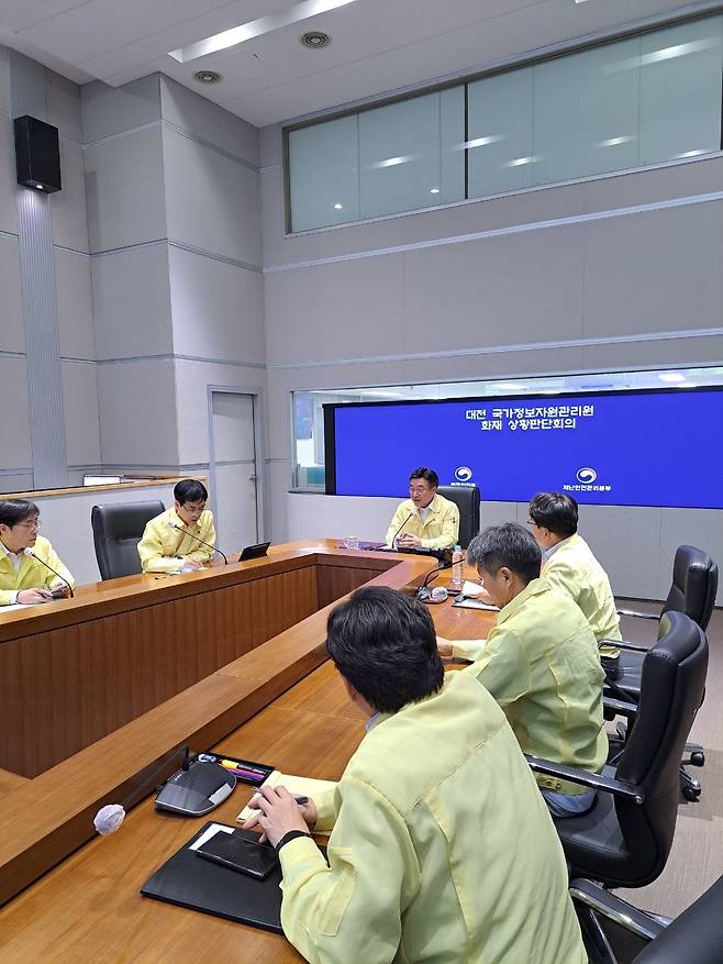 윤호중 행정안전부 장관이 26일 정부서울청사에서 대전 유성구 소재 국가정보자원관리원 화재에 대한 상황판단회의를 주재하고 있다.[행정안전부 제공]