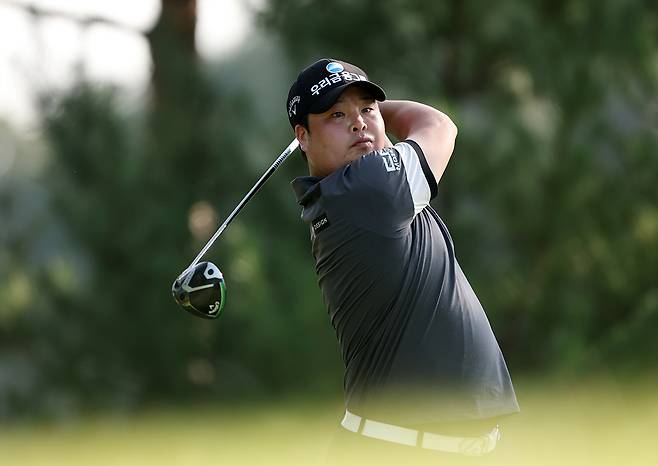 2번 홀에서 드라이버 샷을 날리고 있는 황중곤. [사진=KPGA]