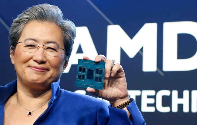 리사 수 AMD 최고경영자(CEO)가 자사의 반도체 칩을 들고 선 모습. [AMD SNS 캡처]