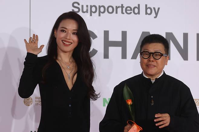 배우 겸 감독 서기와 예쥐펑 프로듀서가 26일 부산 해운대구 우동 영화의전당에서 열린 제30회 부산국제영화제 폐막식 레드카펫에서 포즈를 취하고 있다. [연합]