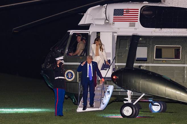 도널드 트럼프 미국 대통령과 멜라니아 트럼프 여사가 지난 23일(현지시간) 미국 워싱턴 D.C. 백악관에 도착하자마자 대통령 전용 헬리콥터 마린원에서 내리고 있다. [신화]