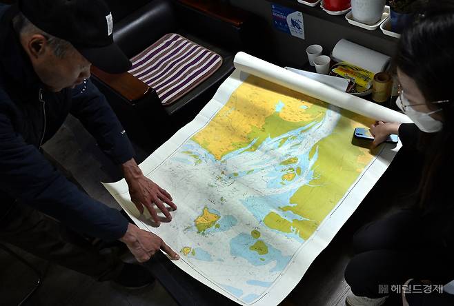 서해상에서 북한군에 의해 피살된 해양수산부 공무원 이대준씨 형 이래진씨가 2022년 4월 본지 기자에게 서해 해도를 설명하고 있다. [헤럴드DB]
