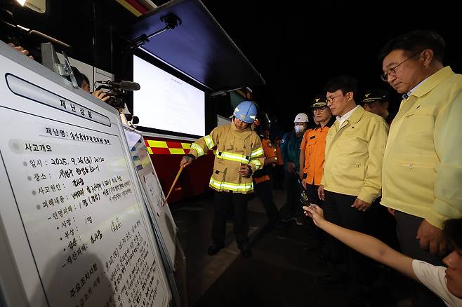 김민석 국무총리와 윤호중 행정안전부 장관이 27일 밤 대전 유성구 국가정보자원관리원 화재 현장을 방문해 상황판을 살피고 있다. [연합]