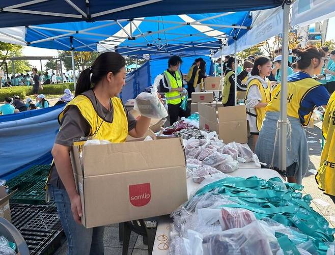 [인천=뉴시스] 신유림 기자=국내 최대 민영 뉴스통신사 뉴시스가 주최하고, 로드 스포츠가 주관하며, 인천광역시 중구청과 대한체육회가 후원하는 '제 1회 뉴시스 바다 마라톤'의 '자원봉사자 이경하 씨가 27일 인천광역시 영종도 하늘구름광장에서 펼쳐진 대회에 참석해 참가들에게 메달과 간식을 나눠주고 있다. 2025.09.27. spicy@newsis.com  *재판매 및 DB 금지