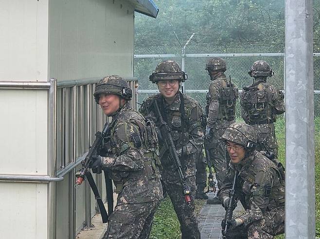 [인제=뉴시스] 기자(사진 제일 좌측)가 육군 마일즈 장비를 착용한 채 도시전을 체험하고 있다. (사진=육군 제공) 2025.09.27. photo@newsis.com *재판매 및 DB 금지