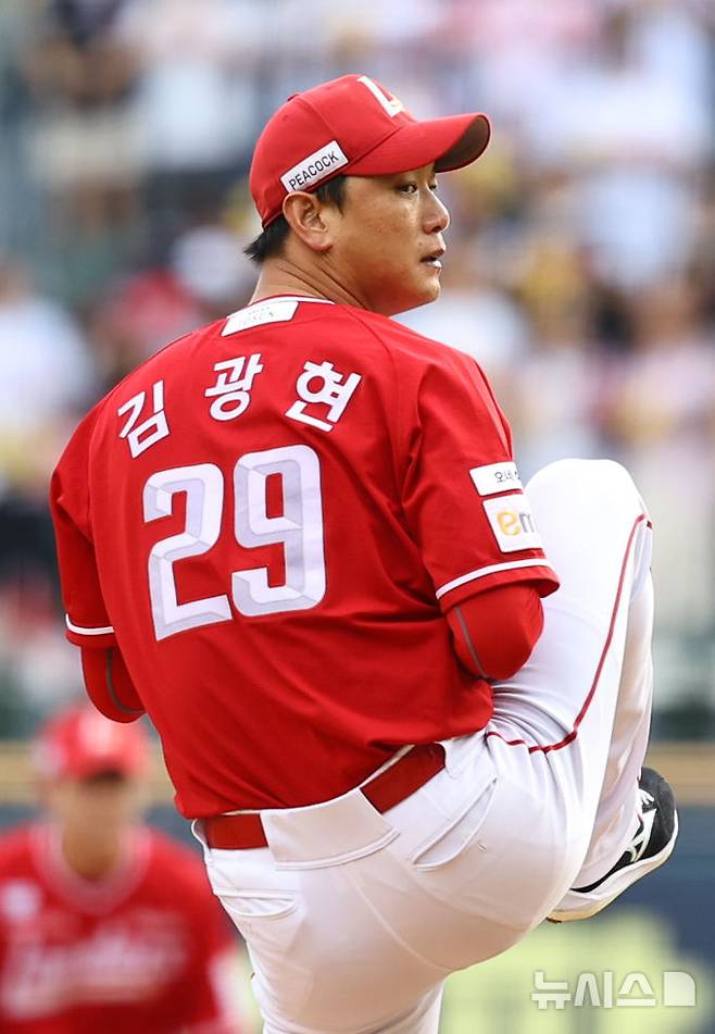 [서울=뉴시스] 최진석 기자 = 7일 서울 잠실야구장에서 열린 ‘2025 KBO리그’ SSG 랜더스와 LG 트윈스의 경기, 1회말 SSG 선발투수 김광현이 역투하고 있다. 2025.09.07. myjs@newsis.com