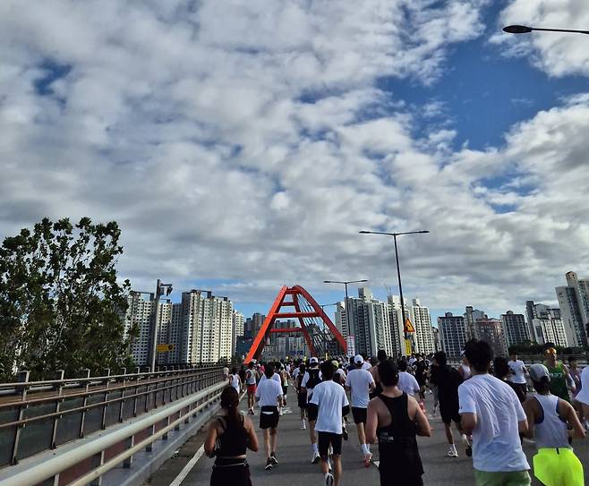 통제된 서강대교 위를 달리는 2025 어스마라톤 참가자들 대회를 위해 한 방향 차선이 완전히 차단된 서강대교. 차들 대신 러너들이, 경적 대신 발 구름 소리가 도로 위를 가득 채웠다.