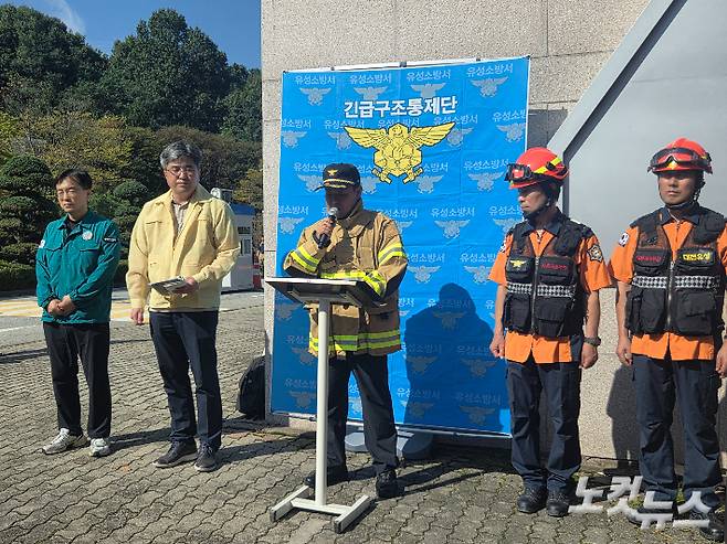 27일 오전 10시 김기선 유성소방서장이 국가정보자원관리원 입구 앞에서 화재 브리핑을 하고 있다. 박우경 기자