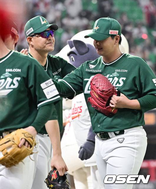 [OSEN=인천, 박준형 기자 ] 프로야구 SSG 랜더스가 지난 경기 1-10 대패를 설욕하며 3위 자리를 지켰다.SSG는 26일 인천 SSG랜더스필드에서 열린 ‘2025 신한은행 SOL Bank KBO리그’ KT 위즈와의 경기에서 5-2로 승리했다. SSG는 지난 25일 KT에 1-10 대패를 당해 4위 삼성에 0.5게임차까지 추격을 허용했지만 이날 승리로 삼성의 추격을 따돌리고 3위 수성에 성공했다. 경기종료 후 SSG 이숭용 감독이 세이브 거둔 김민을 축하해주고 있다.   2025.09.25 / soul1014@osen.co.kr