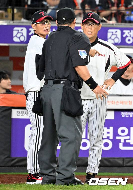 [OSEN=대전, 민경훈 기자] 26일 오후 대전 한화생명볼파크에서 2025 신한 SOL Bank KBO리그 한화 이글스와 LG 트윈스의 경기가 열렸다.한화는 류현진, LG는 치리노스를 선발 투수로 내세웠다.7회말 1사 주자 2,3루 한화&nbsp;하주석&nbsp;번트 때 런다운에 걸렸던 3루 주자 한화&nbsp;노시환이 LG 박동원이 빈 글러브로 태그하는 바람에 득점에 성공했다. LG 염경엽 감독이 강하게 항의하고 있다. 2025.09.26 /rumi@osen.co.kr