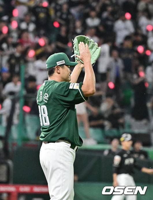 [OSEN=인천, 박준형 기자 ] 25일 오후 인천 SSG랜더스필드에서 프로야구 SSG 랜더스와 KT 위즈의 경기가 진행됐다.이날 경기에서 SSG은 화이트를 KT는 고영표를 선발투수로 내세웠다.7회초 이닝종료 후 SSG 노경은이 박수를 치며 더그아웃으로 들어가고 있다.  2025.09.25 / soul1014@osen.co.kr