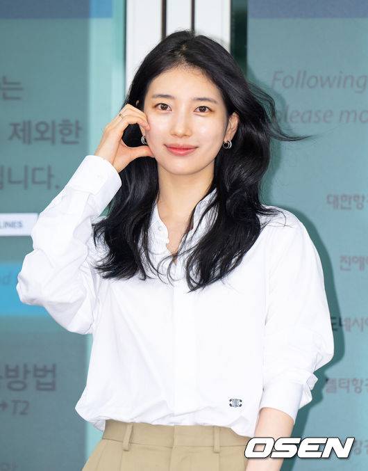 [OSEN=인천공항, 김성락 기자] 4일 오전 배우 수지가 해외일정 참석 차 인천국제공항을 통해 프랑스 파리로 출국했다. 수지는 배우 김우빈과 함께 넷플릭스 오리지널 드라마 ‘다 이루어질지니’에 출연, 공개를 앞두고 있다. 또한 차기작으로 디즈니+ 오리지널 드라마 ‘현혹’에 출연, 김선호와 함께 호흡을 맞춘다고 알려져 최근 화제를 모았다.배우 수지가 포즈를 취하고 있다. 2025.07.04 / ksl0919@osen.co.kr