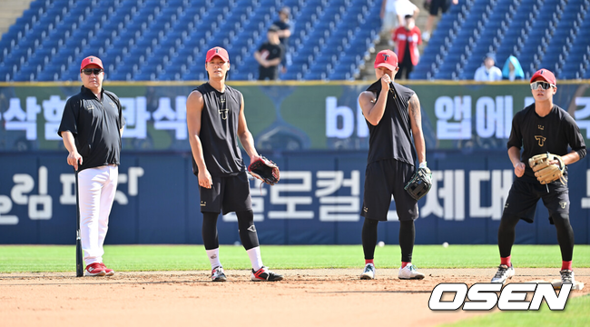 이범호 감독이 경기전 내야수들의 수비훈련을 지휘하고 있다./OSEN DB