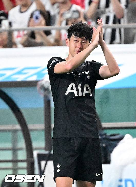 [OSEN=서울월드컵경기장, 이대선 기자] 3일 오후 서울월드컵경기장에서 쿠팡플레이 시리즈 2025&nbsp;2경기, 토트넘 홋스퍼 FC와 뉴캐슬 유나이티드 FC의 프리시즌 친선경기가 열렸다.토트넘 손흥민의 고별전이자 양민혁과 뉴캐슬 박승수의 맞대결로 주목받는 이번 경기는 단순한 프리시즌 친선경기가 아닌, 전설의 마지막, 신예의 등장 교차점이라는 특별한 의미가 더해진다.후반 토트넘 홋스퍼 손흥민이 교체되며 관중석을 향해 인사를 하고 있다. 2025.08.03 /sunday@osen.co.kr
