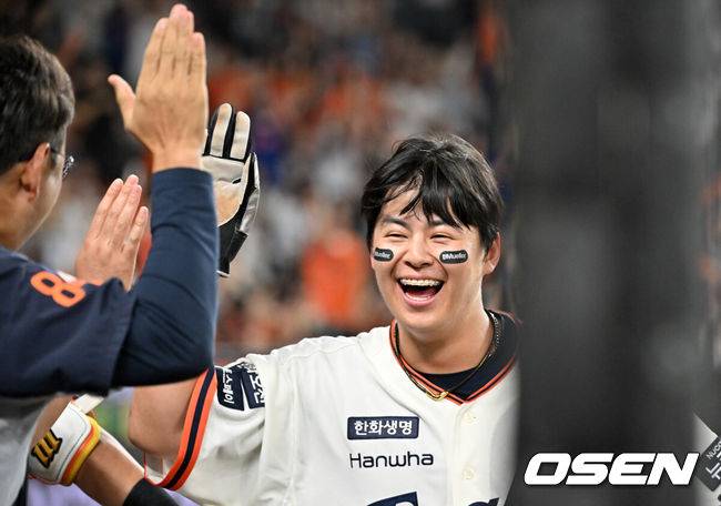 [OSEN=대전, 민경훈 기자] 26일 오후 대전 한화생명볼파크에서 2025 신한 SOL Bank KBO리그 한화 이글스와 LG 트윈스의 경기가 열렸다.한화는 류현진, LG는 치리노스를 선발 투수로 내세웠다.7회말 1사 주자 2,3루 한화&nbsp;하주석&nbsp;번트 때 런다운에 걸렸던 3루 주자&nbsp;노시환이 LG 박동원이 빈 글러브로 태그하는 바람에 득점에 성공했다. 덕아웃에서 노시환이 기뻐하고 있다. 2025.09.26 /rumi@osen.co.kr