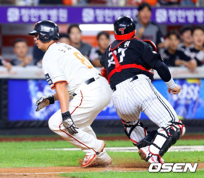 [OSEN=대전, 민경훈 기자] 26일 오후 대전 한화생명볼파크에서 2025 신한 SOL Bank KBO리그 한화 이글스와 LG 트윈스의 경기가 열렸다.한화는 류현진, LG는 치리노스를 선발 투수로 내세웠다.7회말 1사 주자 2,3루 한화 하주석 번트 때 런다운에 걸렸던 3루 주자 노시환이 LG 박동원이 빈 글러브로 태그하는 바람에 득점에 성공하고 있다. 2025.09.26 /rumi@osen.co.kr