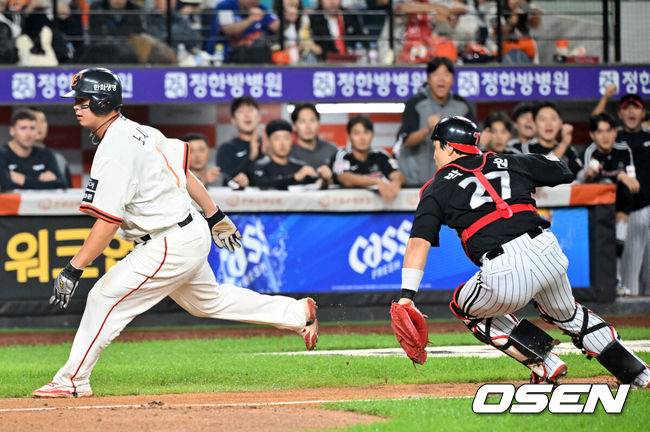 [OSEN=대전, 민경훈 기자] 26일 오후 대전 한화생명볼파크에서 2025 신한 SOL Bank KBO리그 한화 이글스와 LG 트윈스의 경기가 열렸다.한화는 류현진, LG는 치리노스를 선발 투수로 내세웠다.7회말 1사 주자 2,3루 한화&nbsp;하주석&nbsp;번트 때 런다운에 걸렸던 3루 주자&nbsp;노시환이 LG 박동원이 빈 글러브로 태그하는 바람에 득점에 성공하고 있다. 2025.09.26 /rumi@osen.co.kr
