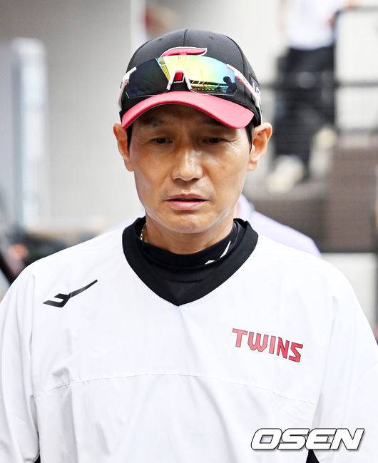 [OSEN=대전, 민경훈 기자] 27일 오후 대전 한화생명볼파크에서 2025 신한 SOL Bank KBO리그&nbsp;한화 이글스와&nbsp;LG 트윈스의 경기가 열린다한화는&nbsp;문동주, LG는&nbsp;톨허스트를 선발 투수로 내세운다.LG 염경엽 감독이 취재진들과 인터뷰를 하기 위해 덕아웃으로 들어오고 있다. 2025.09.27 /rumi@osen.co.kr