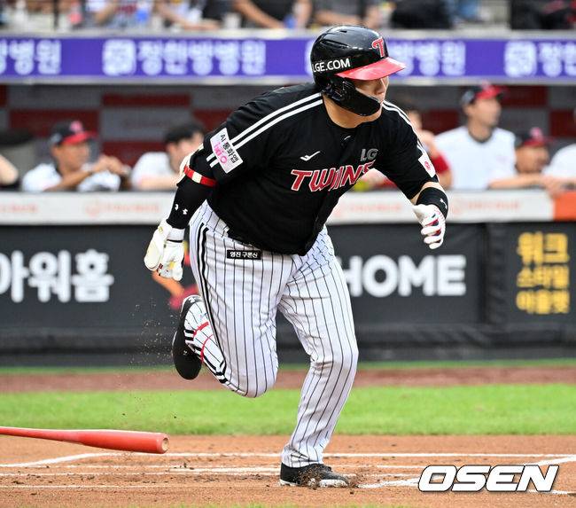 [OSEN=대전, 민경훈 기자] 27일 오후 대전 한화생명볼파크에서 2025 신한 SOL Bank KBO리그&nbsp;한화 이글스와&nbsp;LG 트윈스의 경기가 열렸다.한화는&nbsp;문동주, LG는&nbsp;톨허스트를 선발 투수로 내세웠다.1회초 1사 주자 1,2루 LG 김현수가 중견수 오른쪽 선취 1타점 적시타를 때리고 있다. 2025.09.27 /rumi@osen.co.kr
