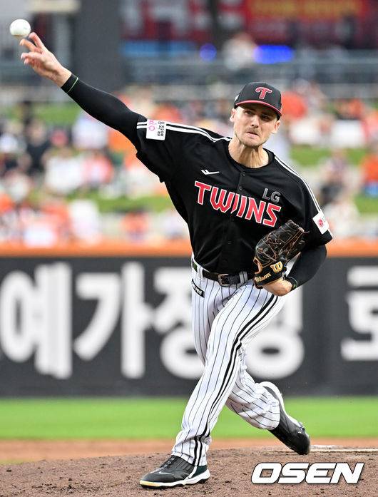 [OSEN=대전, 민경훈 기자] 27일 오후 대전 한화생명볼파크에서 2025 신한 SOL Bank KBO리그&nbsp;한화 이글스와&nbsp;LG 트윈스의 경기가 열렸다.한화는&nbsp;문동주, LG는&nbsp;톨허스트를 선발 투수로 내세웠다.LG 선발 톨허스트가 마운드 위에서 힘차게 공을 뿌리고 있다. 2025.09.27 /rumi@osen.co.kr