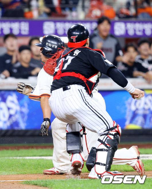 [OSEN=대전, 민경훈 기자] 26일 오후 대전 한화생명볼파크에서 2025 신한 SOL Bank KBO리그 한화 이글스와 LG 트윈스의 경기가 열렸다.한화는 류현진, LG는 치리노스를 선발 투수로 내세웠다.7회말 1사 주자 2,3루 한화&nbsp;하주석&nbsp;번트 때 런다운에 걸렸던 3루 주자&nbsp;노시환이 LG 박동원이 빈 글러브로 태그하는 바람에 득점에 성공하고 있다. 2025.09.26 /rumi@osen.co.kr