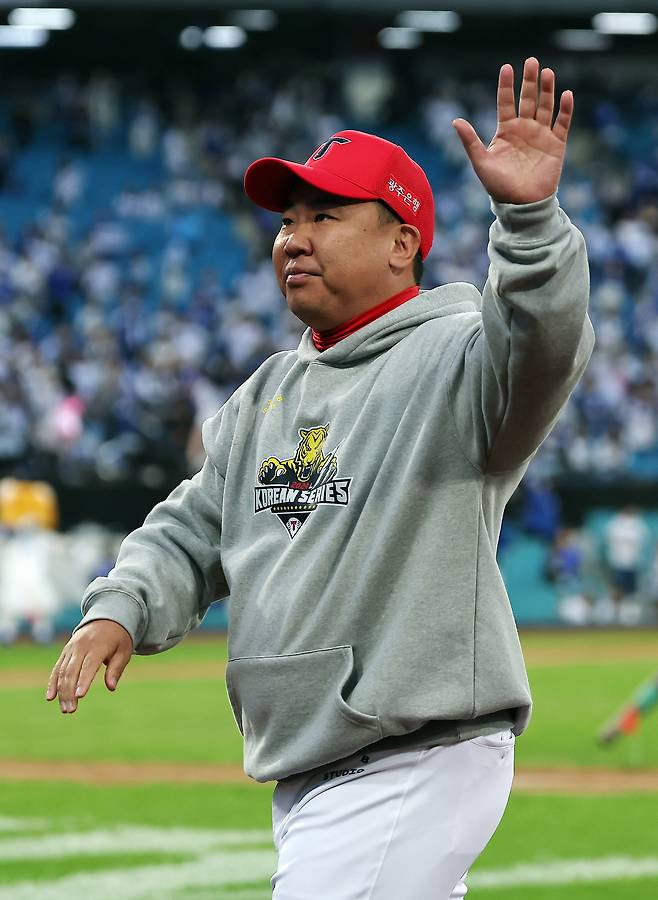 KIA 이범호 감독이 응원 온 팬들을 향해 손을 흔들고 있다. 뉴스1