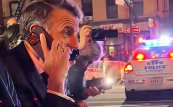 마크롱 대통령이 직접 트럼프 대통령에 전화를 걸어 "당신 때문에 모든 길이 막혔다"라고 말하고 있다.&nbsp; 브뤼(Brut)