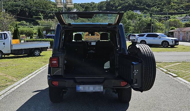 2열은 폴딩 기능을 제공해 넉넉한 공간 확보가 가능하다.