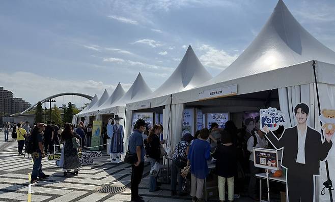 27일 일본 도쿄에서 열린 한·일 축제한마당 참가자들이&nbsp;한국관광공사 부스를 둘러보고 있다. 도쿄=유태영 특파원
