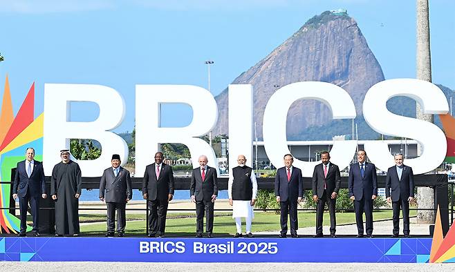 지난 7월 6일(현지시간) 브라질 리우데자네이루에서 열린 제17차 브릭스(BRICS) 정상회의에 참석한 각국 정상들이 기념 촬영을 하는 모습.&nbsp;신화연합뉴스