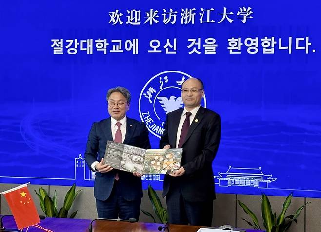 강기정 광주시장이 지난 25일(현지시간) 오후 중국의 대표적 인공지능(AI) 기술인재 육성 대학인 저장대를 방문해 마옌밍 총장과 AI 인재육성 등 협력 방안을 논의한 뒤 기념품을 전달하고 있다. 광주광역시 제공