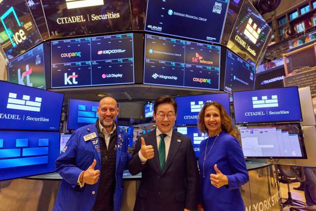 이재명 대통령이 25일(현지 시간) 미국 뉴욕증권거래소에서 린 마틴(오른쪽) 거래소 회장 등과 기념 촬영을 하고 있다. 공동취재단