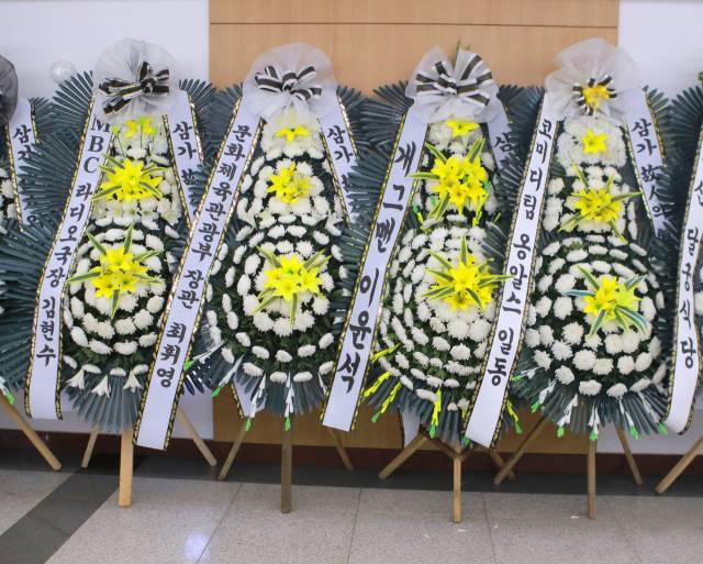 서울 송파구 서울아산병원 장례식장에 마련된 개그맨 전유성의 빈소에 근조화환들이 놓여 있다. 뉴스1