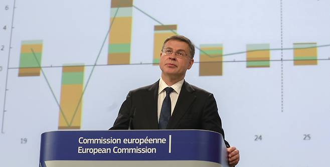 유럽연합 집행위원회 경제·생산성·이행·간소화 담당 집행위원 발디스 돔브로브스키스가 5월19일 벨기에 브뤼셀에서 2025년 봄 경제 전망을 발표하는 기자회견을 하고 있다. ⓒEPA 연합
