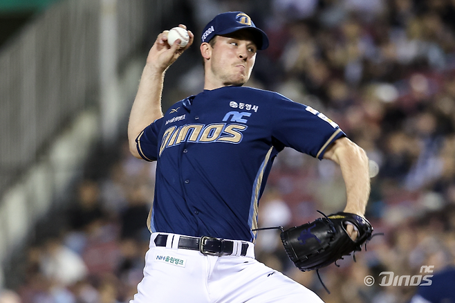 NC 라일리 톰슨이 26일 잠실 두산전에서 투구하고 있다. NC다이노스 제공