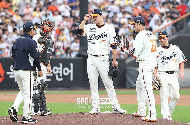 ▲ 문동주가 선발로 나서 1회에 6실점을 한 건 프로 경력에서 이번이 처음이다. 선발로 나서 1이닝도 소화하지 못한 것 또한 이번이 처음이었다.&nbsp; ⓒ곽혜미 기자