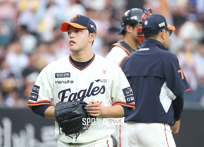 ▲ 문동주는 27일 대전 LG전에서 0.2이닝 동안 홈런 하나를 포함해 6실점하는 충격적인 난조로 패전을 안았다 ⓒ곽혜미 기자