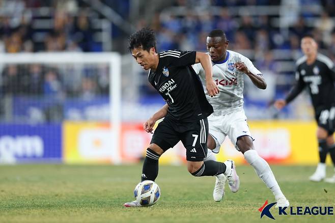 고승범이 반포레 고후전에서 드리블을 시도하고 있다. /사진=한국프로축구연맹 제공