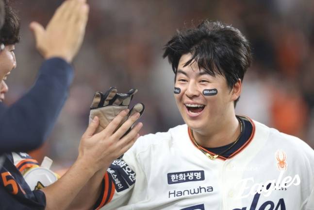 한화 노시환이 26일 대전 LG전 7회말 1사 2, 3루에서 박동원의 태그를 피해 득점에 성공 후 기뻐하고 있다. /사진=한화 이글스 제공