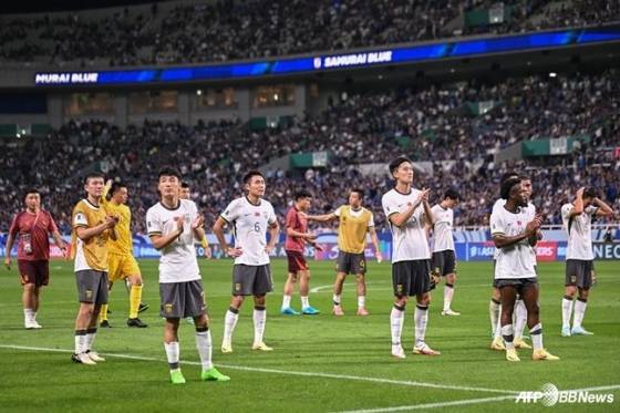 중국 국가대표팀이 일본전 대패 후 팬들에게 인사하고 있다. /AFPBBNews=뉴스1