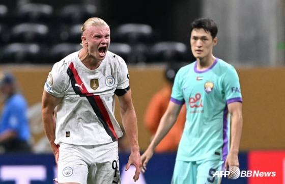 엘링 홀란(왼쪽)이 박용우를 옆에 두고 23일(한국시간) 미국 조지아주 애틀랜타의 메르세데스 벤츠 스타디움에서 열린 '2025 국제축구연맹(FIFA) 클럽 월드컵' 조별리그 G조 2차전에서 포효하고 있다. /AFPBBNews=뉴스1