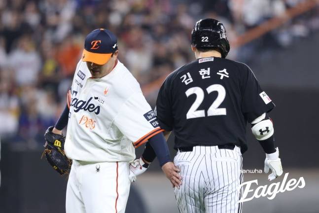 한화 류현진(왼쪽)이 26일 대전 LG전에서 아웃된 김현수를 위로하고 있다. /사진=한화 이글스 제공