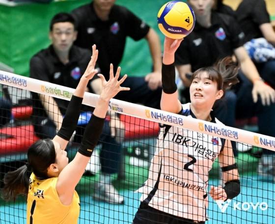 IBK기업은행 미들블로커 이주아(오른쪽). /사진=KOVO 제공