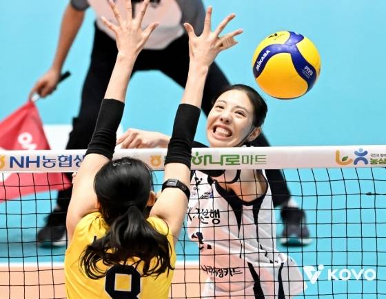 욱서영(오른쪽)이 공격을 시도하고 있다. /사진=KOVO 제공