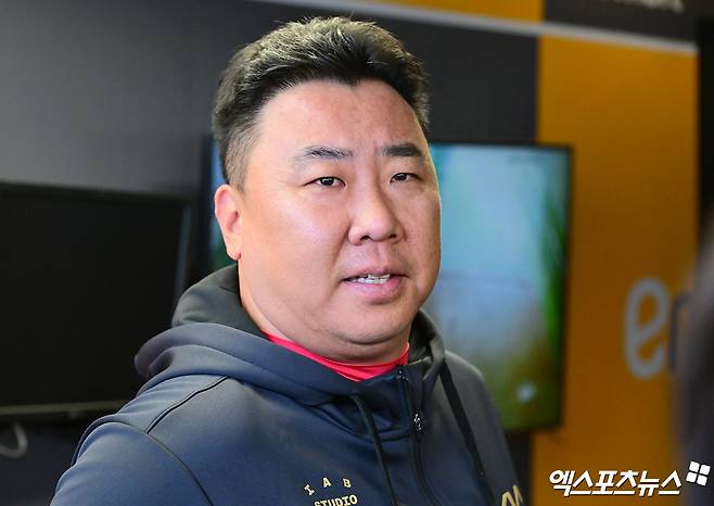 10일 오후 인천SSG랜더스필드에서 열리는 '2025 신한 SOL Bank KBO리그' KIA 타이거즈와 SSG 랜더스의 경기, KIA 이범호 감독이 취재진과 대화를 나누고 있다. 엑스포츠뉴스 DB